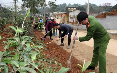 Cán bộ và nhân dân xã Minh Bảo tham gia trồng cây xanh, tạo cảnh quan dọc tuyến đường thôn Trực Bình.