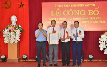 Lãnh đạo Sở Xây dựng trao Quyết định của UBND tỉnh công nhận xã An Thịnh đạt đô thị loại V