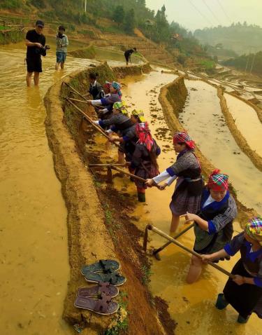 Du khách trải nghiệm làm bờ ruộng bậc thang tại xã Nậm Khắt, huyện Mù Cang Chải.