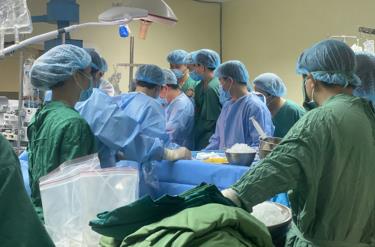Các bác sĩ đang thực hiện ca lấy đa tạng từ người cho chết não tại Bệnh viện Việt Nam - Thuỵ Điển Uông Bí.