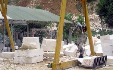 Huyện Lục Yên có 10 nhà máy chế biến đá hoa trắng đang hoạt động sản xuất