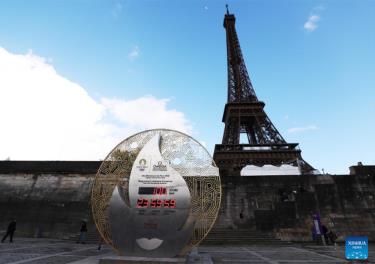 Đồng hồ đếm ngược cho Thế vận hội Olympic Paris 2024 trước Tháp Eiffel ở Paris, Pháp.