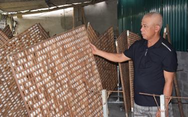 Sử dụng né gỗ ô vuông trong ươm kén mang lại hiệu quả cao cho hộ ông Cao Tiến Xuân.