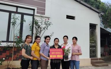 Chi hội Phụ nữ thôn Đồng Tâm, xã An Thịnh trao biển mô hình “Nhà sạch vườn đẹp” cho gia đình hội viên Nguyễn Thị Vui.