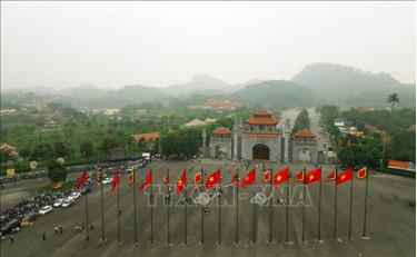 Cổng chính vào Khu di tích lịch sử Quốc gia đặc biệt Đền Hùng.