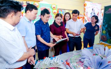 Lãnh đạo huyện Văn Chấn tham quan các sản phẩm trưng bày tại Giao lưu “Nét chữ - Nết người” cấp huyện năm 2024 được tổ chức ngày 17/4 tại Trường Phổ thông Dân tộc nội trú THCS huyện.
