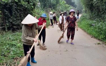 Phụ nữ thôn Hợp Nhất, xã Thịnh Hưng, huyện Yên Bình tham gia vệ môi trường đường làng, ngõ xóm sạch đẹp.
