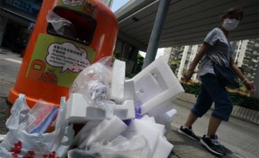 Hong Kong (Trung Quốc) phải vật lộn với việc xử lý hàng ngàn tấn rác thải nhựa mỗi ngày.