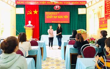 Chi bộ Trường Mầm non Hoa Lan, thị trấn Mù Cang Chải tổ chức lễ kết nạp đảng viên