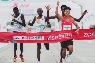 He Jie ăn mừng khi giành chức vô địch Giải bán marathon Bắc Kinh 2024