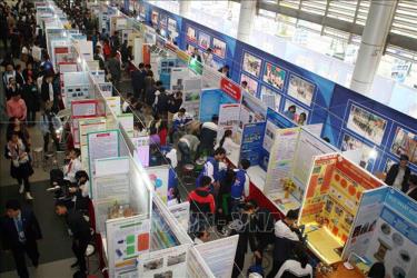 Các gian trưng bày sản phẩm dự thi khoa học, kĩ thuật cấp quốc gia dành cho học sinh trung học khu vực phía Bắc, tại Hà Nội. Ảnh tư liệu