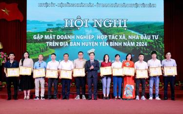 Lãnh đạo UBND huyện Yên Bình khen thưởng cho các doanh nghiệp, hợp tác xã có thành tích xuất sắc trong năm 2023.