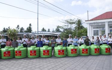 Đoàn công tác trao bồn chứa nước cho người dân