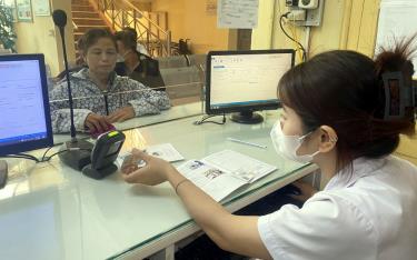 Người dân sử dụng căn cước công dân gắn chíp để đăng ký khám, chữa bệnh tại Bệnh viện Đa khoa khu vực Nghĩa Lộ.