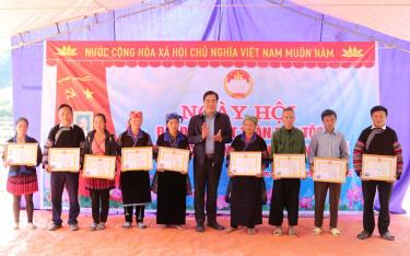 Bí thư Huyện ủy Mù Cang Chải Nông Việt Yên khen thưởng và tặng quà cho người dân tiêu biểu xã Nậm Có.