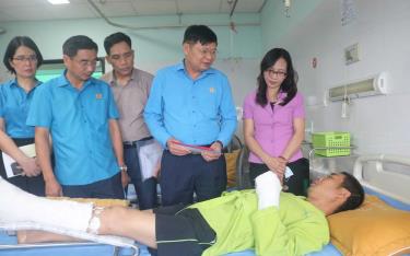 Đồng chí Phan Văn Anh – Phó Tổng Liên đoàn Lao động Việt Nam cùng lãnh đạo Liên đoàn Lao động tỉnh thăm và tặng quà động viên các nạn nhân bị thương đang điều trị tại Bệnh viện Đa Khoa tỉnh.