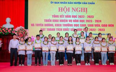 Ngành GD&ĐT huyện Văn Chấn kịp thời khen thưởng học sinh có thành tích xuất sắc.