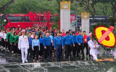 Đoàn đại biểu dâng hoa, dâng hương lên Đài tưởng niệm các anh hùng liệt sĩ tại đường Bắc Sơn.