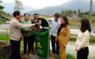 Hiện xã Sơn A, thị xã Nghĩa Lộ đã đặt 57 thùng chứa vỏ bao bì thuốc bảo vệ thực vật tại các cánh đồng.