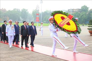 Đoàn đại biểu Ban Chấp hành Trung ương Đảng, Chủ tịch nước, Quốc hội, Chính phủ, Ủy ban Trung ương Mặt trận Tổ quốc Việt Nam vào Lăng viếng Chủ tịch Hồ Chí Minh.