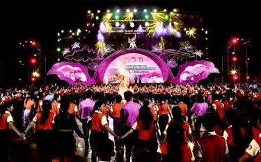 Tiết mục múa xòe tối ngày 25/4 tại thành phố Điện Biên Phủ có sự tham gia của 500 thiếu nhi đến từ 63 tỉnh, thành phố trong nước.
