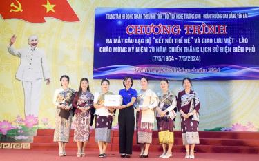 Tỉnh đoàn Yên Bái trao quà các lưu học sinh Lào đang học tập tại Yên Bái.
