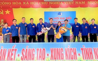 Lãnh đạo xã Khánh Thiện tặng hoa chúc mừng Ban Chấp hành Hội LHTN Việt Nam xã nhiệm kỳ 2024 - 2029.
