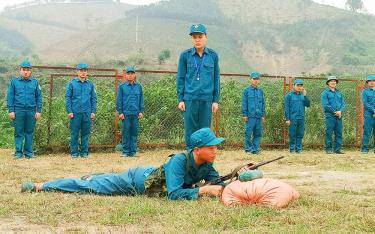 Xã Châu Quế Thượng tổ chức huấn luyện lực lượng dân quân tự vệ.