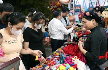 Trưng bày, giới thiệu sản phẩm du lịch, làng nghề với sự góp mặt của hơn 100 gian hàng của tỉnh Tuyên Quang và các tỉnh, thành phố trong cả nước.