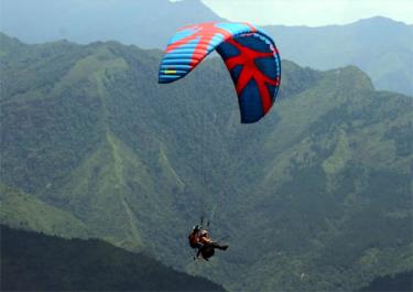 Paragliding in Mu Cang Chai district is attracting an increasingly large number of tourists.
