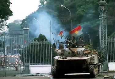 Xe tăng Quân giải phóng tiến vào dinh Độc Lập sáng ngày 30.4.1975. (Ảnh tư liệu)