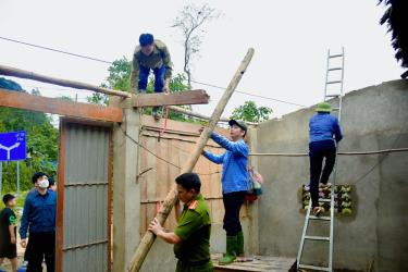 Chính quyền địa phương và lực lượng tại chỗ giúp nhân dân khắc phục hậu quả thiệt hại. (Ảnh: Fanpage Tin tức Lục Yên)
