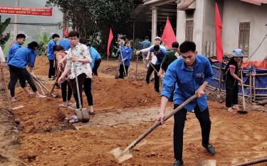 Đoàn viên thanh niên xã Tân Hợp tham gia hoạt động “Ngày thứ 7 cùng dân”.