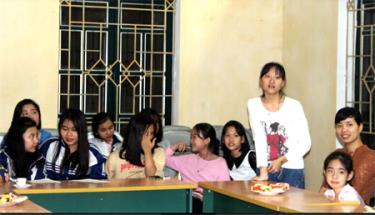 Một buổi sinh hoạt của “Câu lạc bộ Em gái” phố Yên Ninh, phường Nguyễn Thái Học, thành phố Yên Bái.