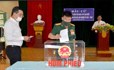 Đồng chí Trần Công Ứng – Chỉ huy trưởng Bộ Chỉ huy Quân sự tỉnh bỏ phiếu bầu cử tại đơn vị bầu cử số 4 thị trấn Mù Cang Chải
