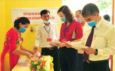 Đồng chí Chu Đình Ngữ - Trưởng Ban Tổ chức Tỉnh ủy bầu cử tại tại khu vực bỏ phiếu số 7, thị trấn Mậu A, huyện Văn Yên.