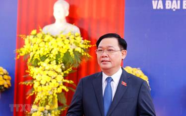 Chủ tịch Quốc hội Vương Đình Huệ trả lời phỏng vấn báo chí.