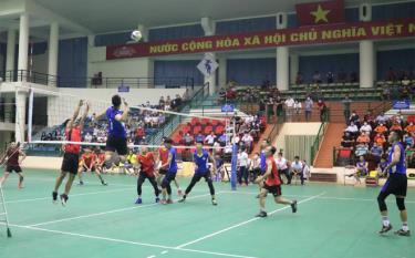 Trận đấu hấp dẫn giữa hai đội bóng chuyền nam Công an tỉnh và huyện Lục Yên.