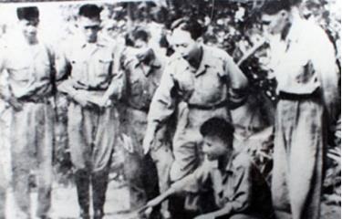 Đại tướng Võ Nguyên Giáp chỉ đạo phương án tác chiến đánh đồn Nghĩa Lộ năm 1952 (Ảnh tư liệu).