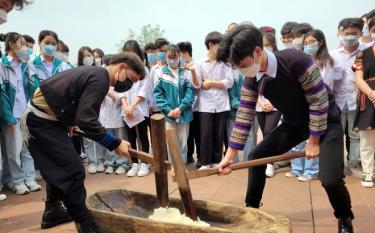 H’mong students from the Yen Bai Culture, Arts, and Tourism College demonstrate pounding 