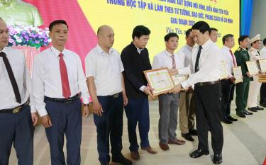 Lãnh đạo huyện Văn Yên trao tặng giấy khen cho điển hình tiên tiến trong học tập và làm theo tư tưởng, đạo đức, phong cách Hồ Chí Minh giai đoạn 2021 - 2025.