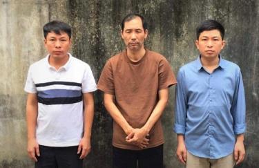 Các đối tượng Hồ Văn Tam (giữa), Phạm Khương Duy và Phạm Việt Thắng tại cơ quan Cảnh sát điều tra Công an huyện Quỳ Hợp