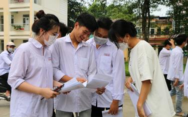 Thí sinh trao đổi bài sau buổi thi tại điểm thi Trường THPT Lý Thường Kiệt, thành phố Yên Bái, Kỳ thi tốt nghiệp THPT 2022.