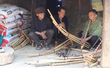 Nghệ nhân Giàng Su Giàng, bản Háng Phừ Loa, xã Mồ Dề (bên phải) góp phần quan trọng trong gìn giữ văn hoá khèn Mông.