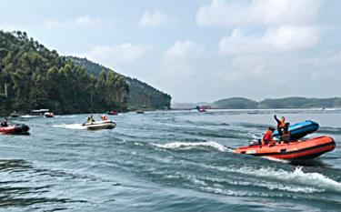Du khách tham gia các hoạt động trải nghiệm trên hồ Thác Bà. (Ảnh: Thanh Ba)