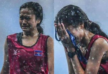 Cô gái người Khmer Bou Samnang hạnh phúc khóc sau khi chinh phục 5.000 m với một tinh thần thi đấu ngoan cường đốn tim hàng triệu người.