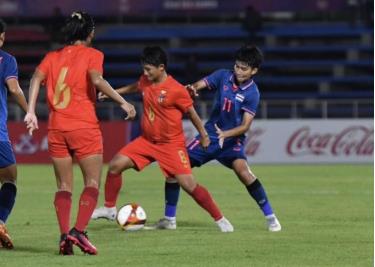 Cầu thủ Myanmar khống chế bóng trước một pha áp sát của Thái Lan trong trận bán kết trên sân Lambert, Phnom Penh tối 12/5. Ảnh: FAT