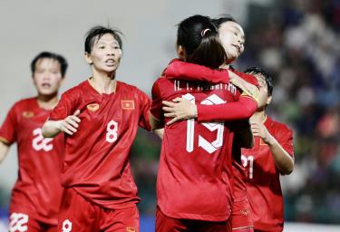 Tuyển nữ Việt Nam ăn mừng bàn thắng vào lưới Campuchia. (Ảnh: Báo Tuổi Trẻ)