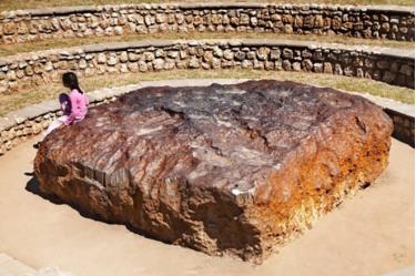 Thiên thạch Hoba, nằm ở Namibia, là thiên thạch lớn nhất được biết đến trên thế giới cho đến nay. (Ảnh: Dmitry Pichugin/ Shutterstock).