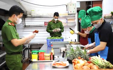 Phòng Cảnh sát môi trường, Công an tỉnh Yên Bái tăng cường kiểm tra về an toàn thực phẩm tại các nhà hàng.